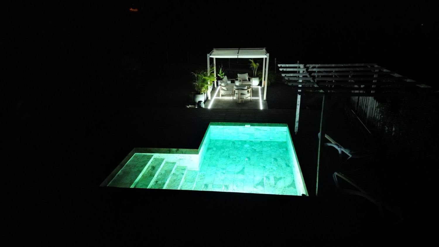 Beleuchteter Pool der Finca bei Nacht
