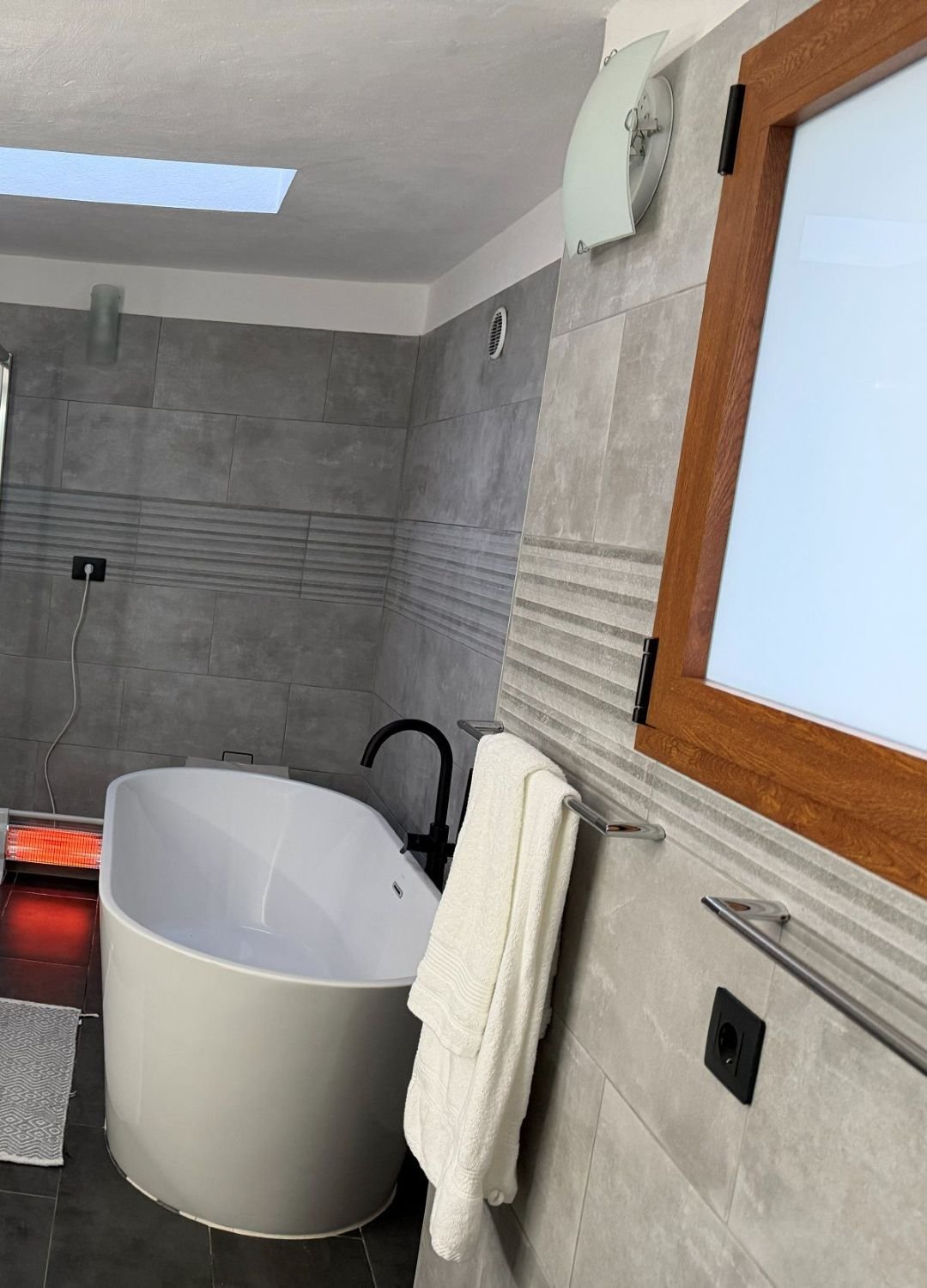 Freistehende Badewanne mit Handtüchern