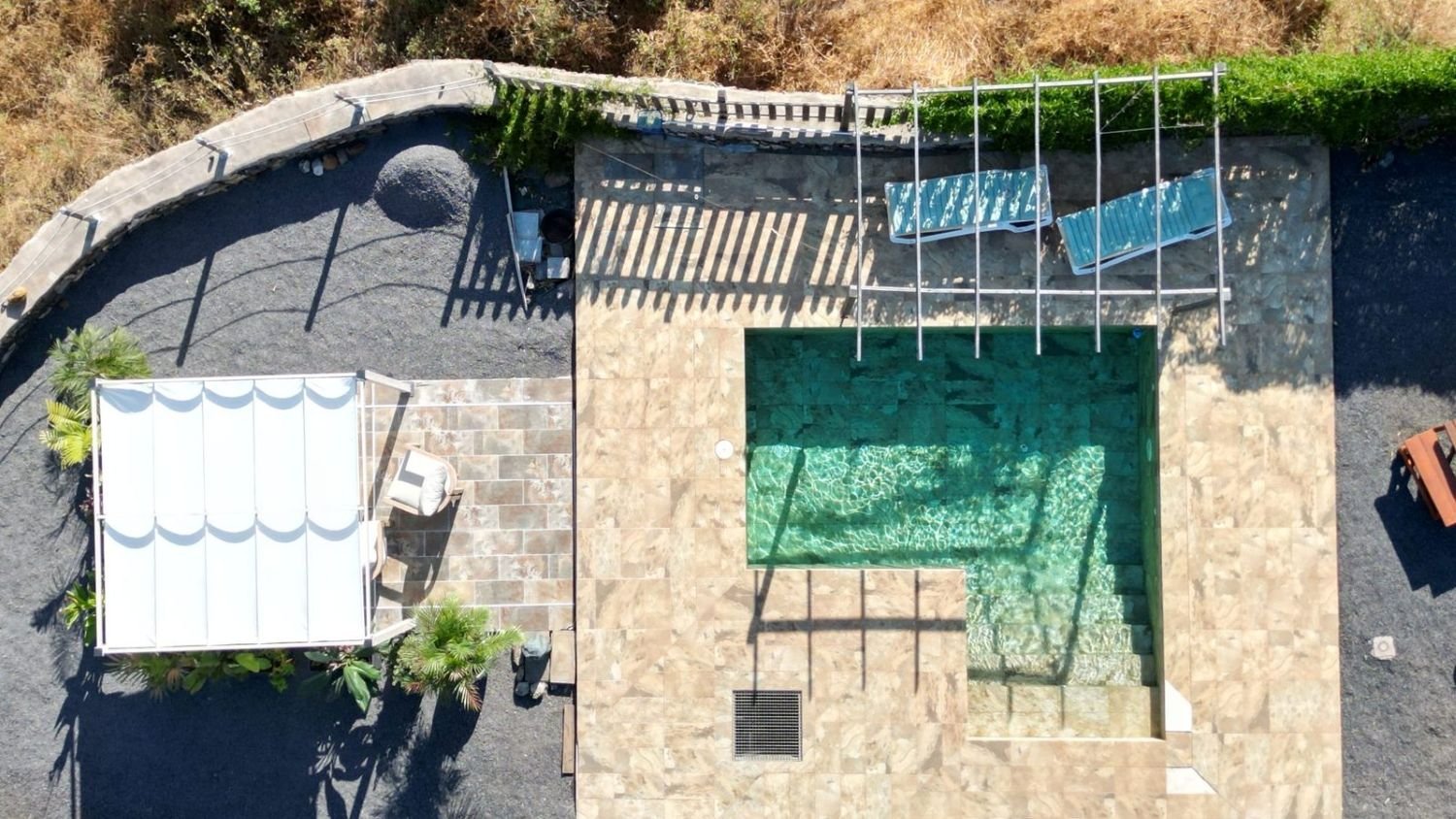 Pool der Finca P86 zur Abenddämmerung