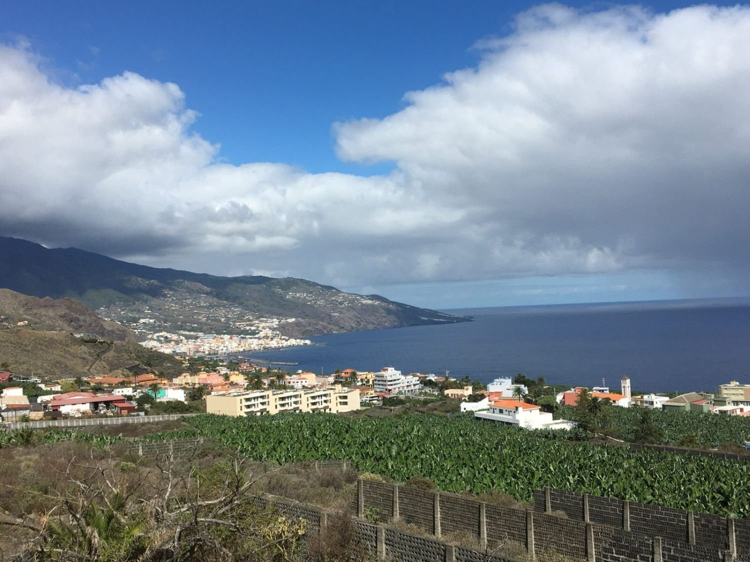 Blick über Santa Cruz de La Palma und die Küste