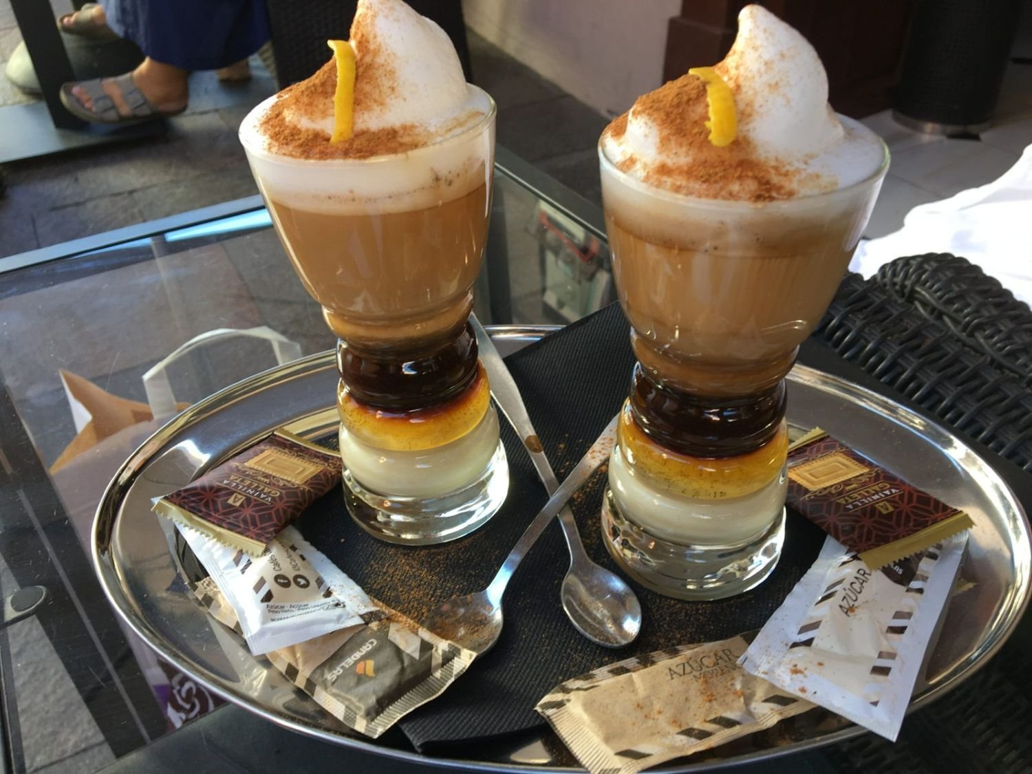 Zwei Gläser Barraquito auf einem Tablett