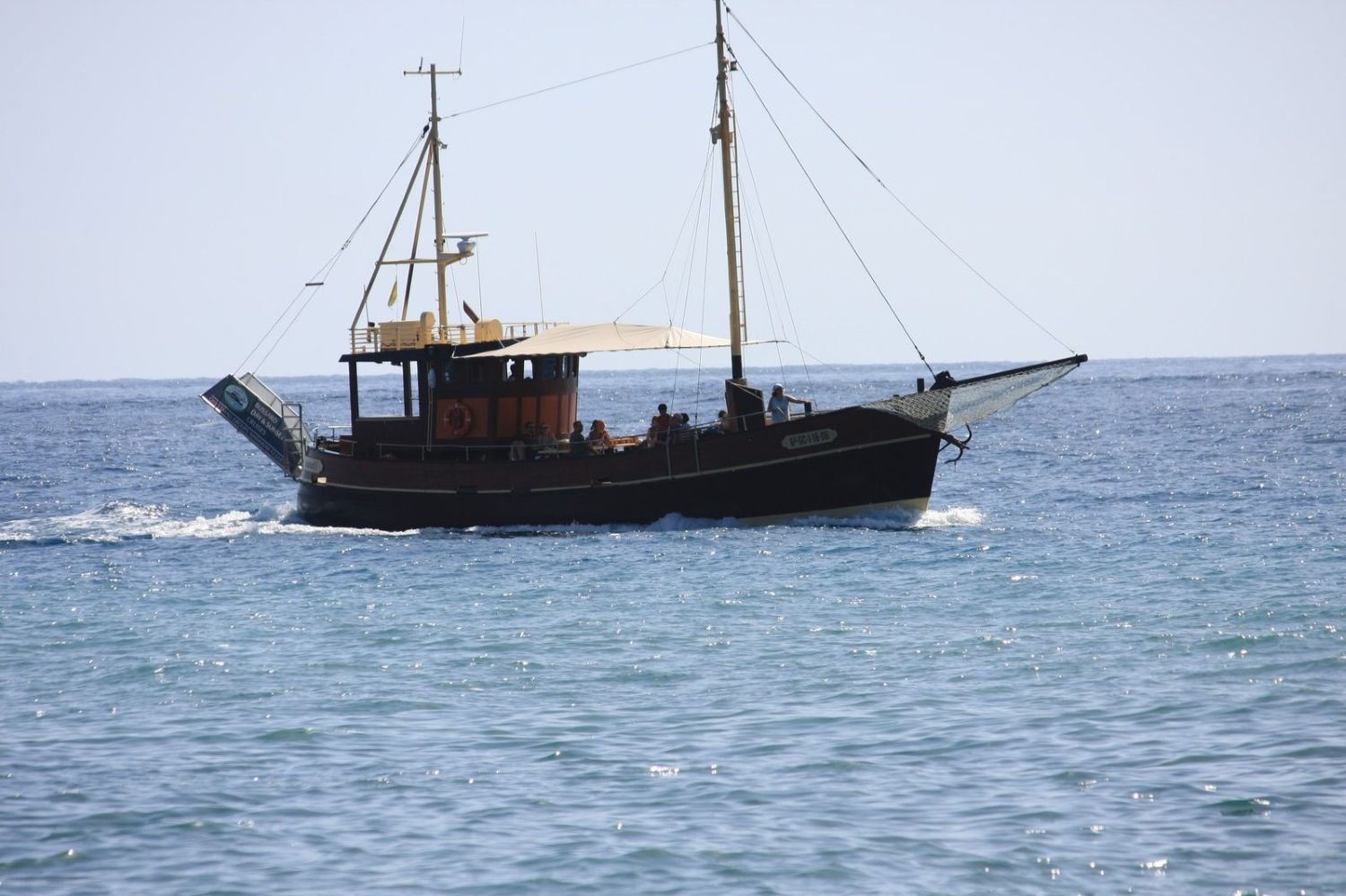 Traditionelles Ausflugsboot auf dem Meer